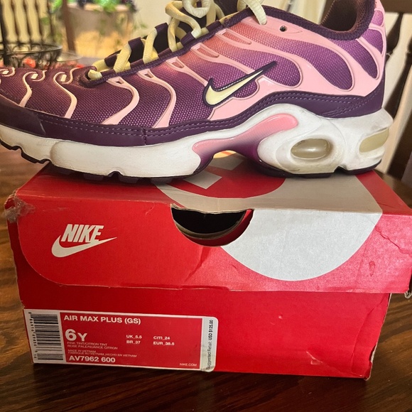 Shoes - Picture 1 of 2